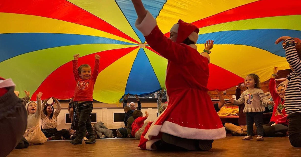 Babies and children learn a foreign language through music, games and play