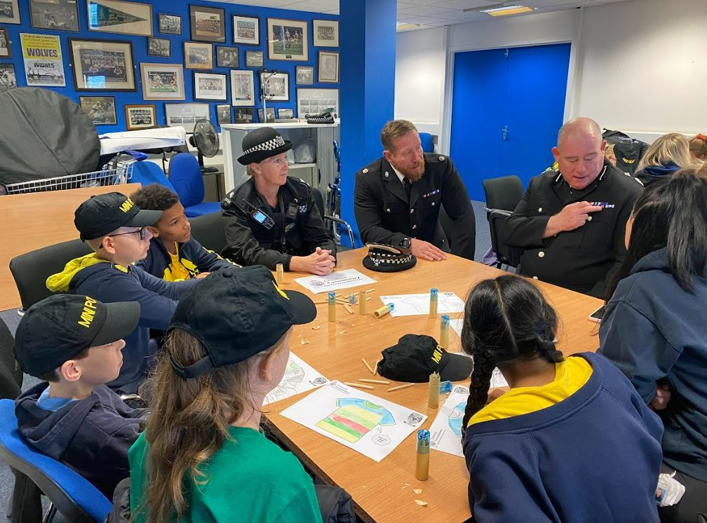 Mini police officers speak to DCC Armitt