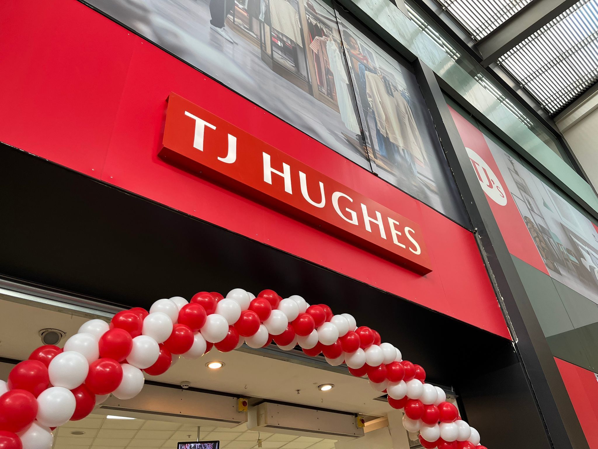 A balloon arch was installed at the entrance